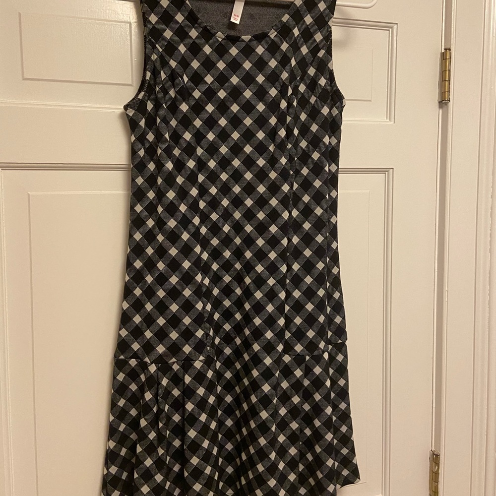 Sleeveless black and white dress